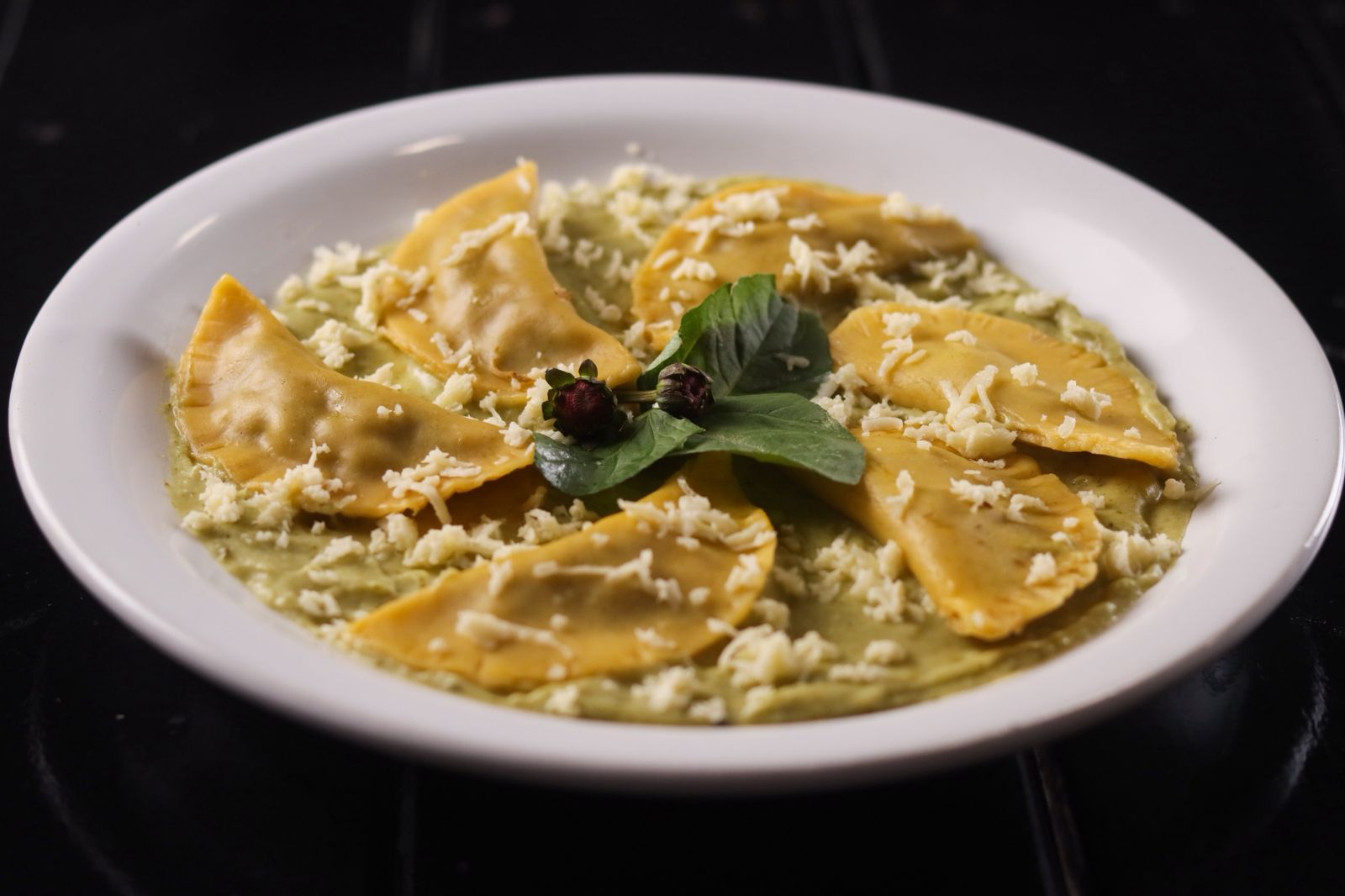 Ravioli de Sururu ao Molho de Jambú